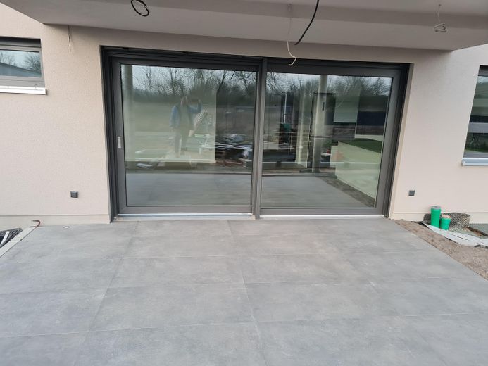 **Neubau Erstbezug, Traumhafte und moderne 4-ZIMMER EG.-Maisonette Whg. in Bischofsheim** – Terrasse