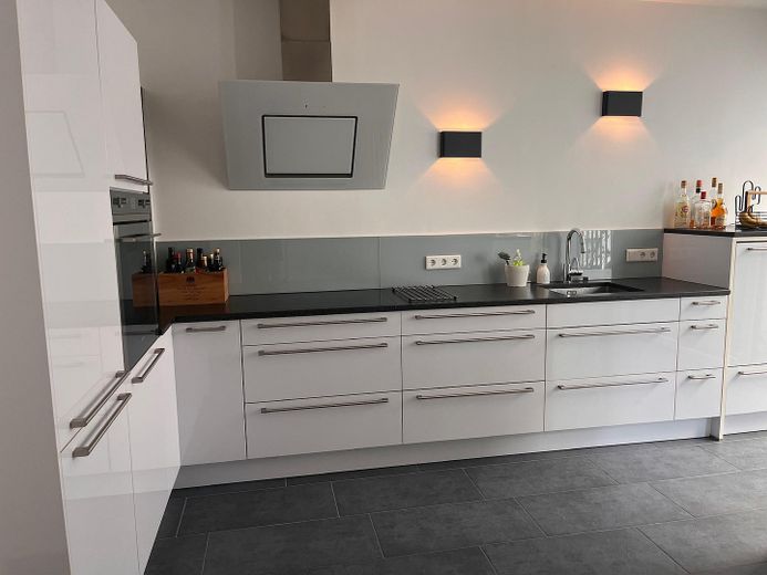Außergewöhnliche Wohnung mit Geschichte – modern, barrierefrei und mitten in Saarbrücken – Küche