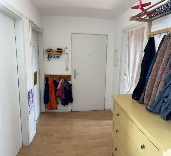 Luminoso apartamento en el ático con terraza en la azotea en pleno Kreuzberg – Diele