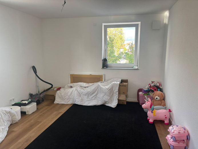 شقة جديدة مُجددة بالكامل من 4 غرف بمساحة 111م2 مع شرفة كبيرة – Schlafzimmer