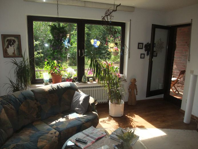 Wohnzimmer mit Gartenblick