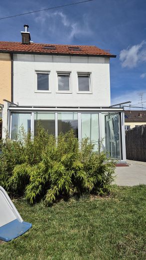 Casa a schiera di testa affascinante e modernizzata in posizione tranquilla alla periferia della città – Südansicht