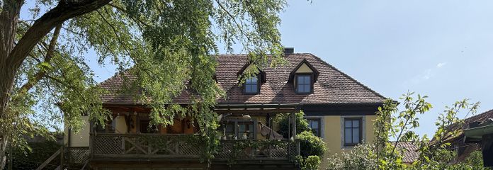 Herrschaftlich wohnen in nachhaltig sanierter DG-Wohnung mit Nebenkosten Fix-Pauschale! – Ansicht vom Garten