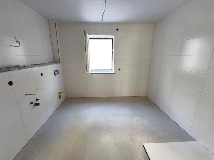 4 Zi. Wohnung (Nr. 3) im EG mit Balkon – Bad mit Dusche, Waschmaschinenanschluss und Fenster Bild 1