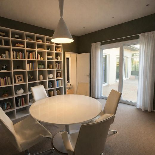gepflegte Villa mit eig. Seezugang, Steg, Gästehaus, Sauna, Designmobiliar nahe Berlin – Familienzimmer
