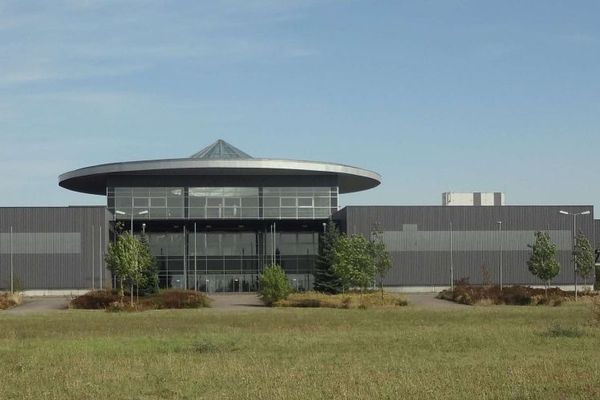 Inmueble comercial en Schkeuditz para uso como almacén, logística, oficina y exposición -disponible de inmediato
