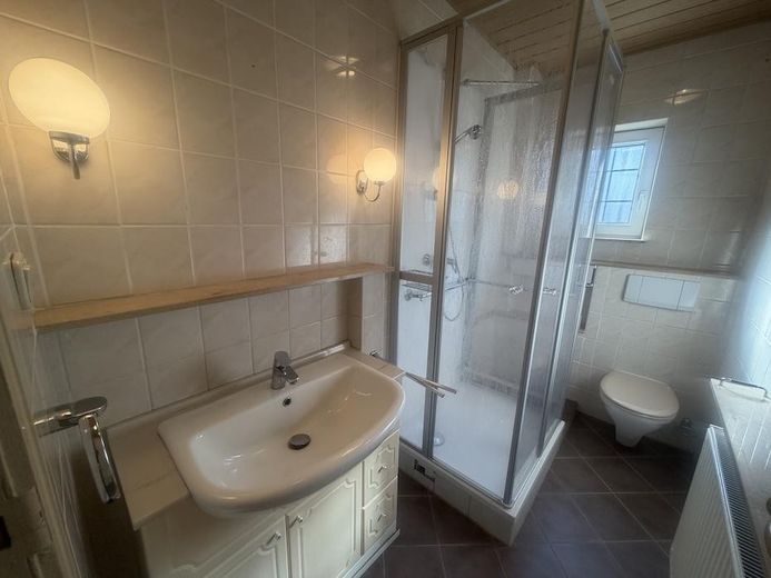 Ländliche Idylle mitten in der Stadt ! Ihr künftiges Zuhause mit herrlichem Garten und 3 Garagen ! – Bad im EG