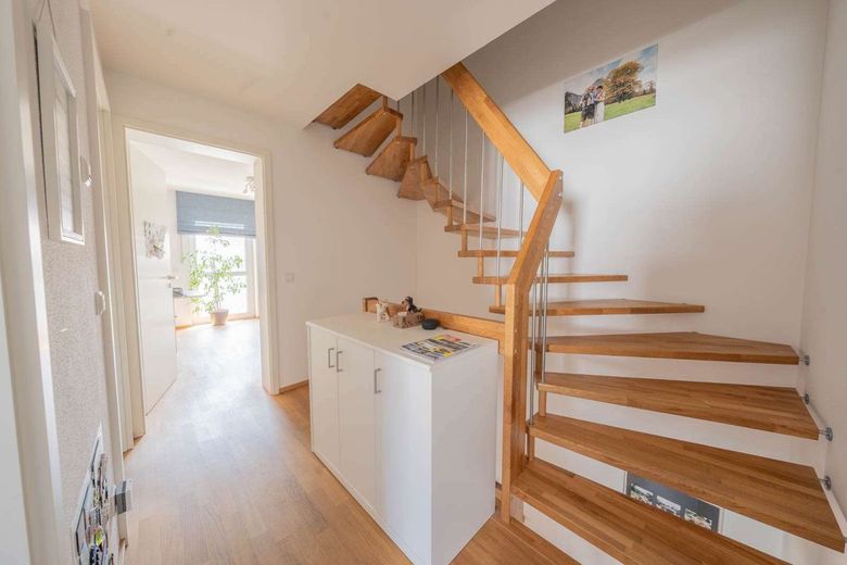 Großzügiges, effizientes Einfamilienhaus, 5 Zimmer + Hobbyraum, Terrasse mit Garten – Treppenaufgang