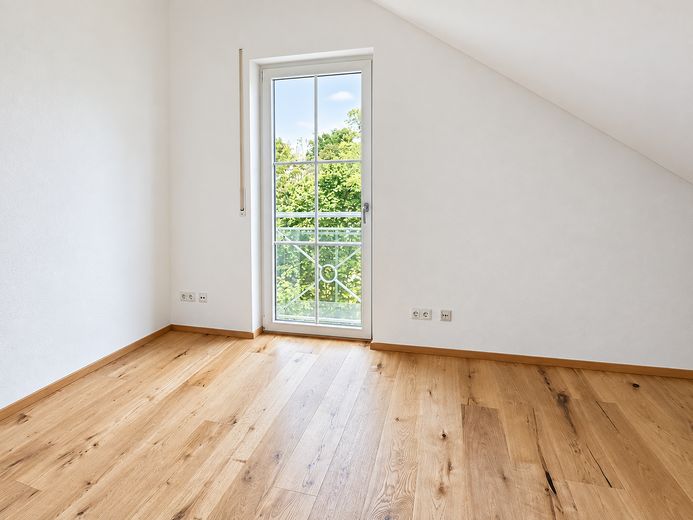 Schöne DG-Wohnung mit Einbauküche im Herzen Haar's – Schlafzimmer Südost