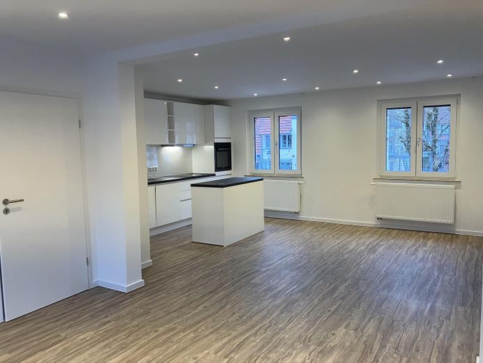 Zweitbezug nach Kernsanierung. Moderne & zentral gelegene 6-Zimmer Wohnung mit EBK – Wohnzimmer mit neuer EBK