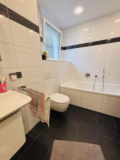 Doppelhaushälfte mit Dachterrasse, Keller, Sauna und Whirlpool, EBK, Photovoltaik, grüner Garten – Bad 1. Stock