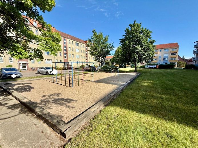 HORN IMMOBILIEN++ Neubrandenburg, renovierte 3-Raum Eigentumswohnung mit Balkon -bezugsfrei- – Spielpatz