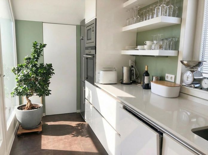 Boven de daken van het Malerviertel – prachtig zolderappartement met droomachtig terras – Küche mit Vorratskammer