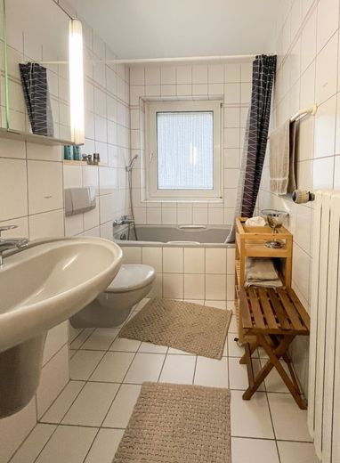 Seltene Gelegenheit!
Nerotal: 116 m² in bester Lage von Wiesbaden! 4 Zi, 2 Bäder, 2 Balkone, Garage – Bad 2