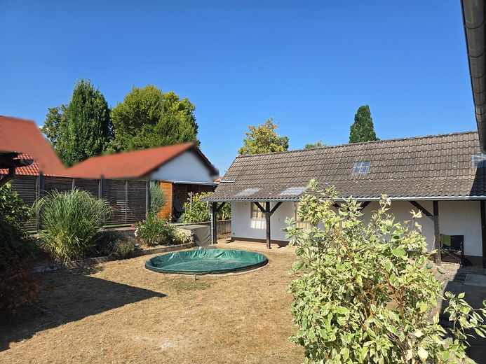 Einfamilienhaus mit kernsanierter Einliegerwohnung, Pool und Garage in Lustadt – Gartenansicht