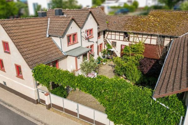 Somborn: Gemoderniseerde hoeve met paradijselijke binnenplaats, schuur, bar & werkplaats – eindeloos veel ruimte!