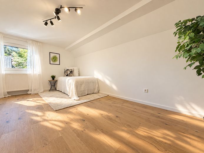 Einmalige Chance: Wohnen zwischen Burg und Stadtpark im Einfamilienhaus mit fünf Zimmern und Garten – Schlafzimmer 4