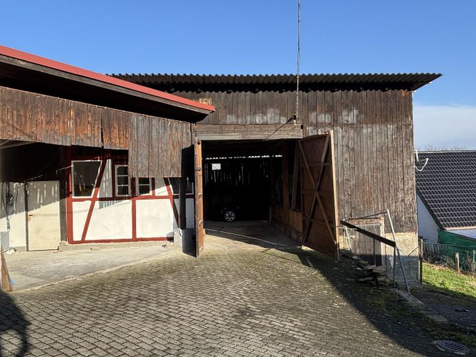 Bauernhof mit angrenzenden Grünflächen inkl Bachlauf – Scheune und Remise