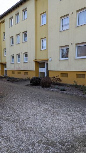 Hauseingang mit Grünfläche