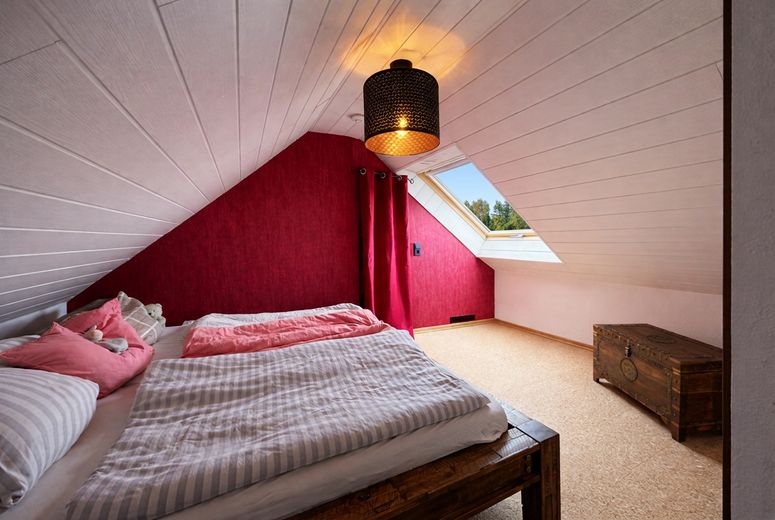 Dwupoziomowe mieszkanie na poddaszu – Schlafzimmer