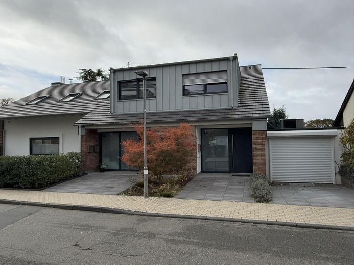 Attraktive Maisonettewohnung mit Haus-im-Haus-Charakter, Dachloggia, Garage – Außenansicht