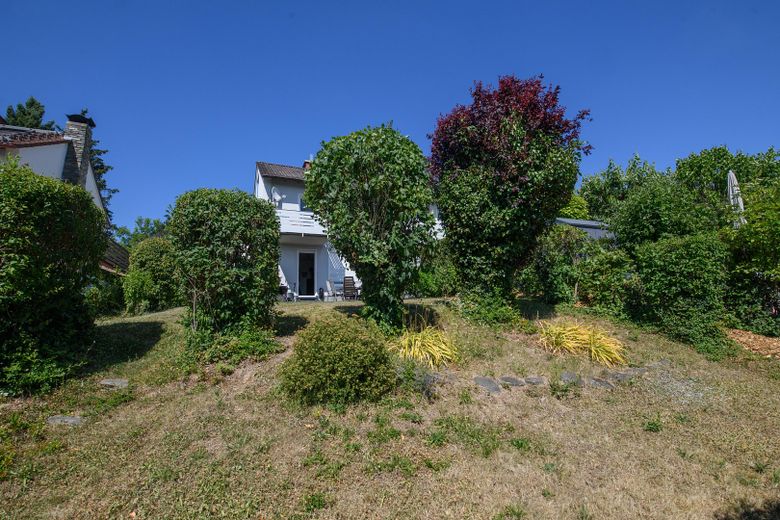 Blick vom Garten zum Haus