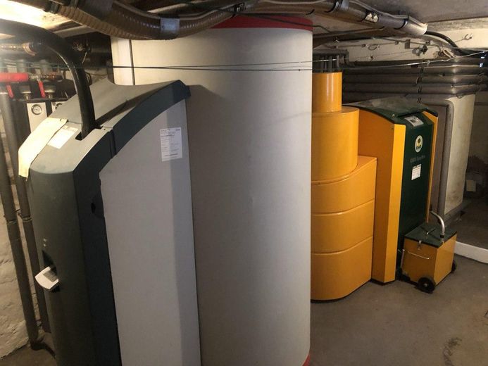 3-Fam.-Haus mit Wintergarten, großer Süd-Garten, viel Nutzfläche, erneuerbare Energien, Doppelgarage – Keller Technik