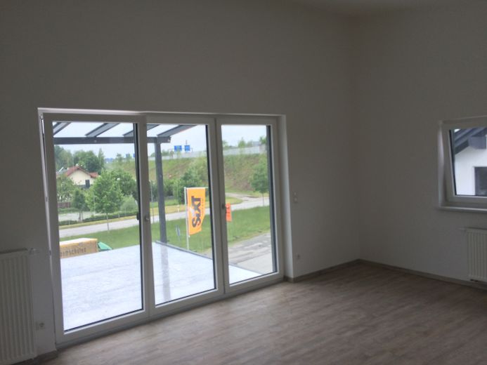 Lichtdurchflutete und neu gebaute 2-Zimmer Wohnung mit Terrasse und EBK, ohne Courtage - Nr. 15 – Wohnen / Essen / Kochen