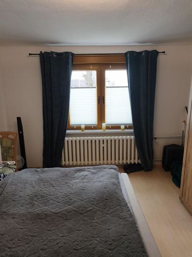 سعادة عائلية مُعتنى بها جيدًا مع 5 غرف وحديقة واسعة في هالدنسليبن – Schlafzimmer Blick Richtung Fenster