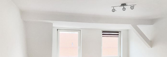 Lichtdurchflutetes Zimmer