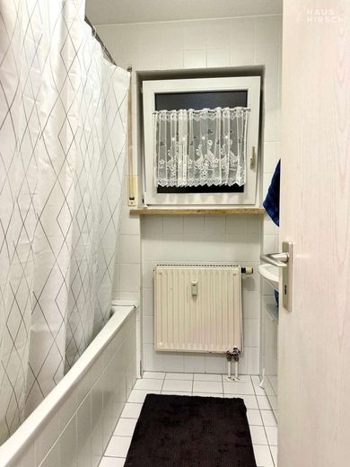 Zentral, hell &amp; gut geschnitten: 3-Zimmer-Wohnung mit Lift &amp; TG in der Fürther Südstadt – Badezimmer