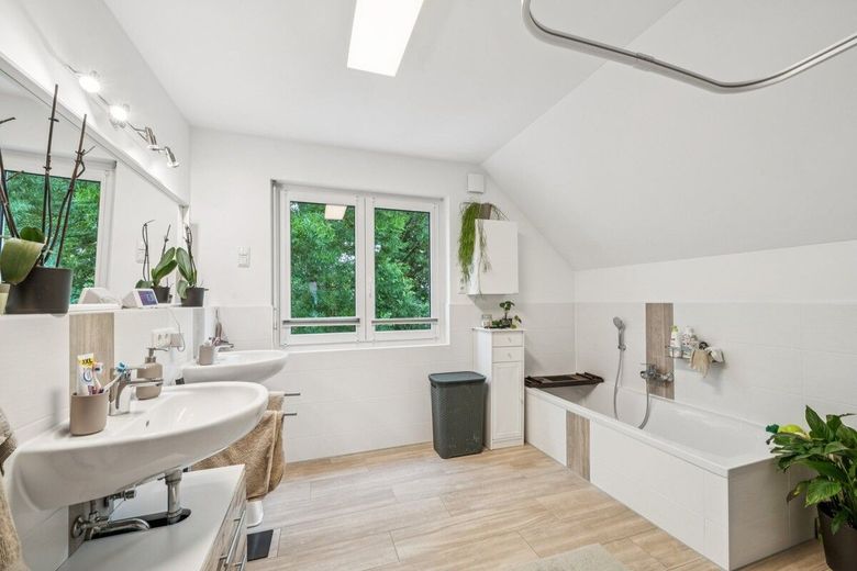 Energieeffizientes Familienhaus in Langenpreising mit großem Grundstück, Doppelgarage und PV-Anlage – Bad DG