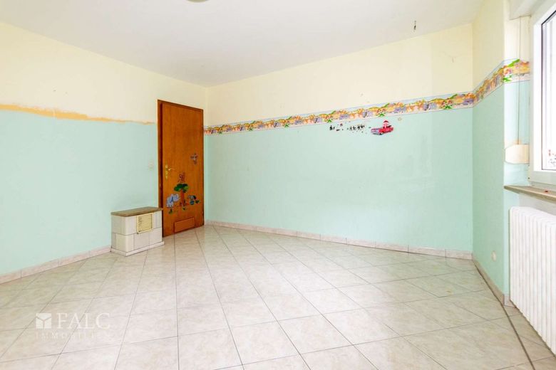 Vielseitiges Anwesen mit Vorder- und Hinterhaus, Halle, Scheune und Entwicklungspotenzial – Zimmer