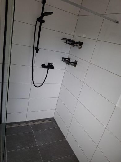 Zentral gelegene sanierte 2-Zimmer EG Wohnung Lev Schlebusch mit Terrasse – Dusche