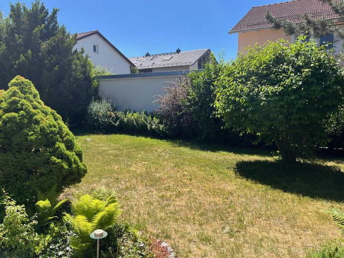 Casa unifamiliare dalla distribuzione perfetta, molto luminosa, con ampio giardino – Garten