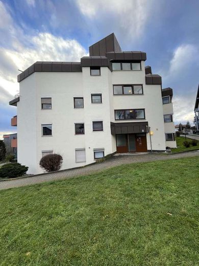 Luminoso y amplio piso de 5 habitaciones con balcón, cocina equipada y garaje en Ammerbuch-Altingen – Eingangsseite