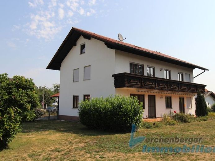 Großzügiges Zweifamilienhaus mit Garten in zentraler Lage des Marktes Eichendorf – Photo 1