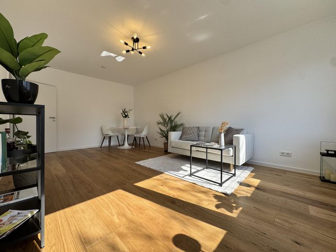 Ubicación perfecta, renovada con materiales de alta calidad: exclusivo apartamento de 3 habitaciones – Wohnzimmer 2