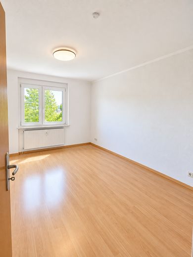 APPARTAMENTO TOP con 3 locali, ampio balcone e cucina componibile a Elterlein – Referenzfoto Schlafzimmer