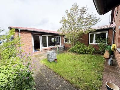ATTRACTIVE LOCATION AND LOTS OF SPACE – 1778945115_879f45.jpg