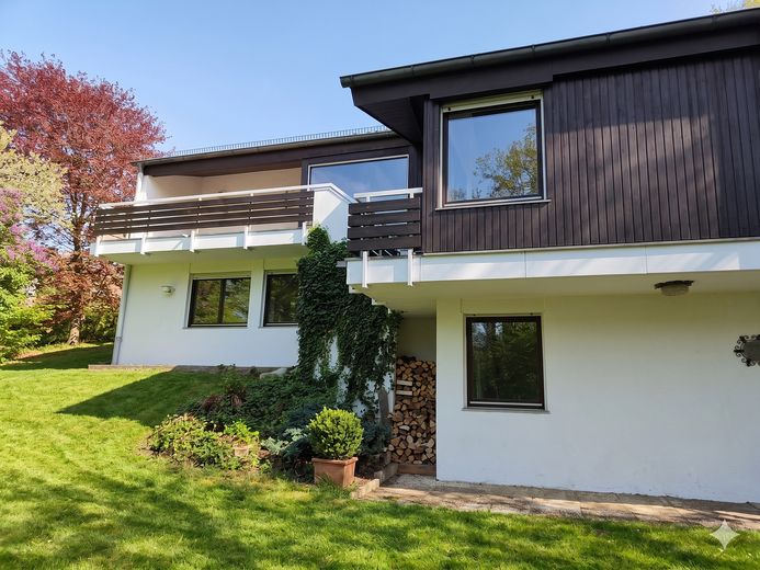 Wohnen im Wald-Panorama: Lichtdurchflutetes Architekten-Juwel in Partenstein – Südseite