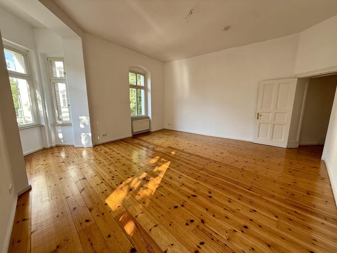 Provisionsfrei: 89m² Altbau am Helmholzplatz, Balkon, bezugsfrei – Wohnzimmer 