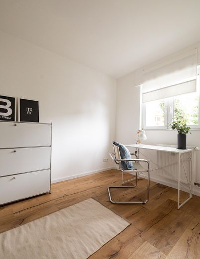 Gotowe do zamieszkania mieszkanie po remoncie: 4 pokoje, balkon i widok na zamek w centrum Königstein – Office