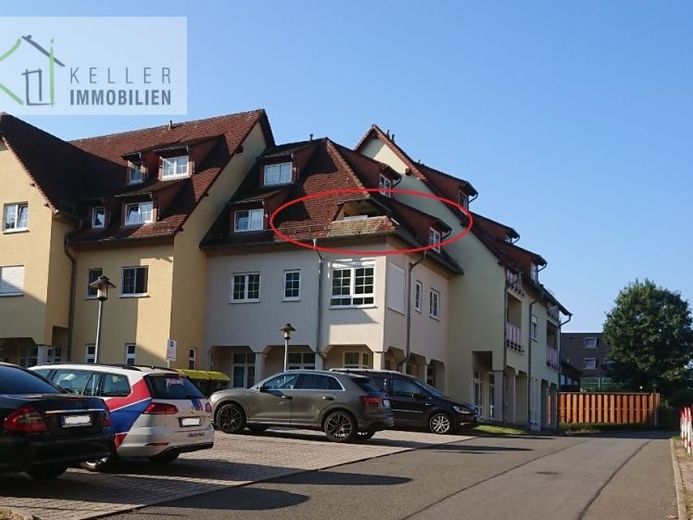 Appartamento mansardato di 2 locali, affittato e situato in posizione molto tranquilla, con balcone e posto auto in garage sotterraneo – Foto 1