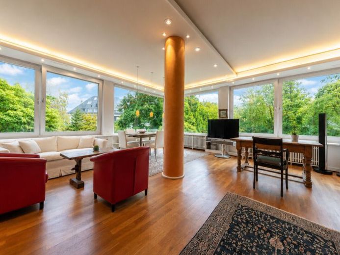 Почти 200 м², наполненных светом, — альтернатива дому в Бреденее – Фото 1