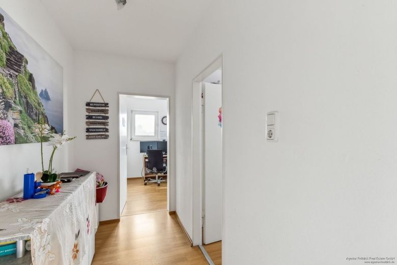En iyi konumda yatırım fırsatı: Parkstadt Bogenhausen'de yeşil manzaralı kiralık 3 odalı daire – Flur