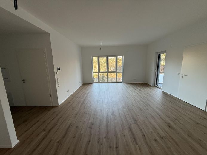 Moderne 2-Zimmer-Neubauwohnung 2026 mit Balkon & Blick ins Grüne in zentraler Lage – Wohn- & Essbereich mit Balkon