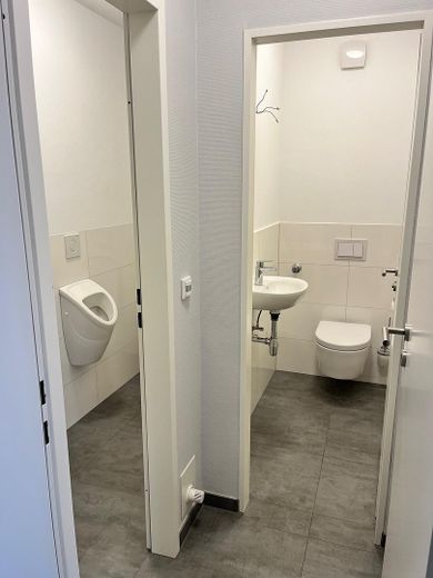 Damen u. Herren WC Büro links