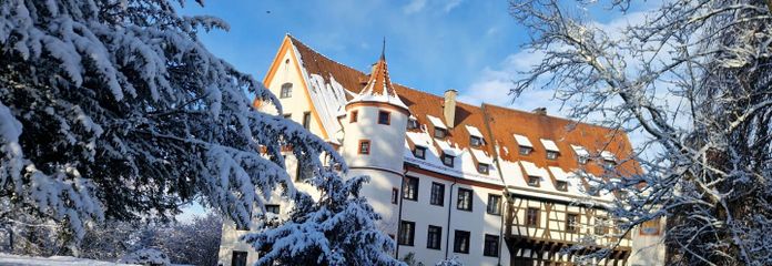 Wohnen im Schloss Neufra auf 95m² 2 Zimmer möbliert – Außenansicht des Schlosses