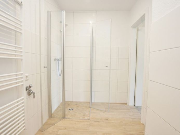Schickes Wannenbad mit Dusche I Aufzug & Balkon – Foto 1